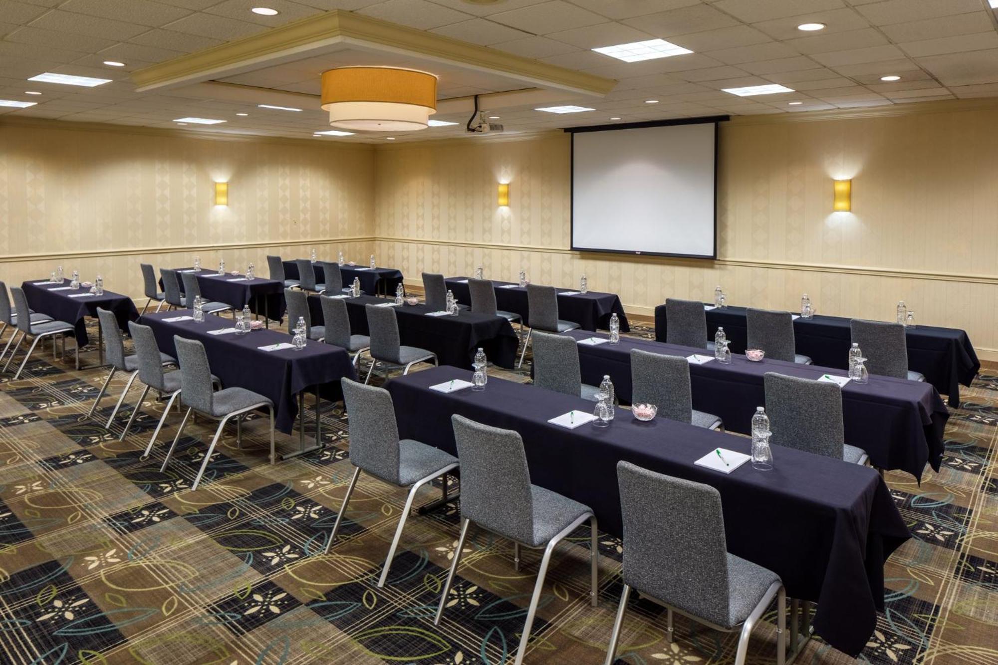 Holiday Inn Weirton-Steubenville Area Buitenkant foto